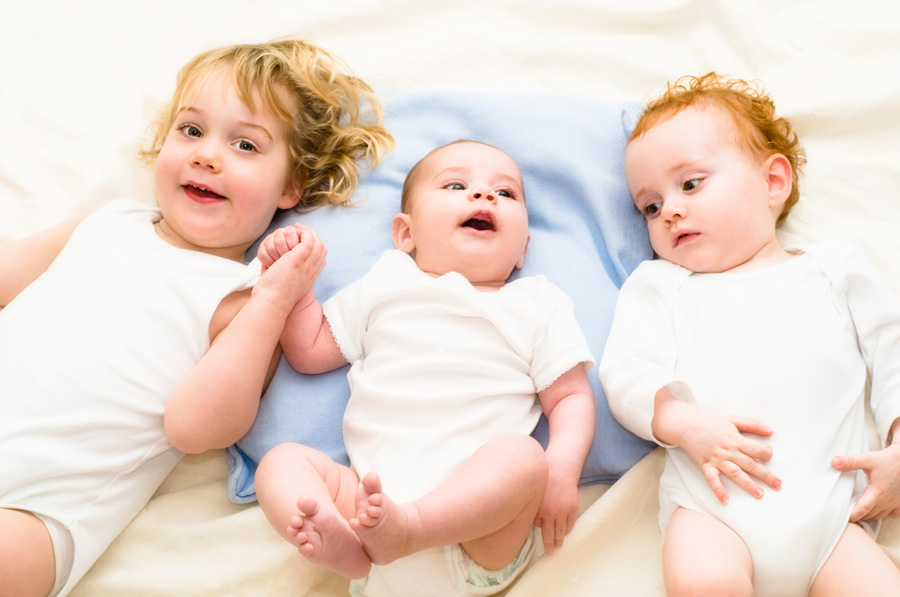Vita babykläder utan mönster
